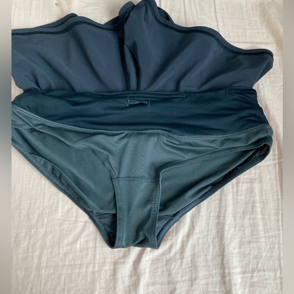 Lululemon black low rise running shorts underwear attached size 6 lululemon logo - Picture 3 of 10